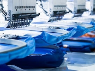 <p>源源不斷的國外訂單如雪片飛來，忙碌的時候，服裝廠里的工人京倉需要日夜趕進度</p>
